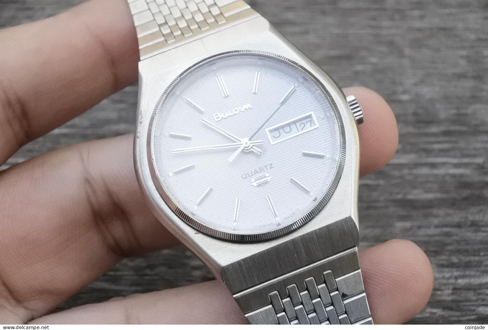 Vintage Bulova 1980sTextured Dial Men Quartz Watch Swiss Made Round Shape 38mm - Antike Uhren