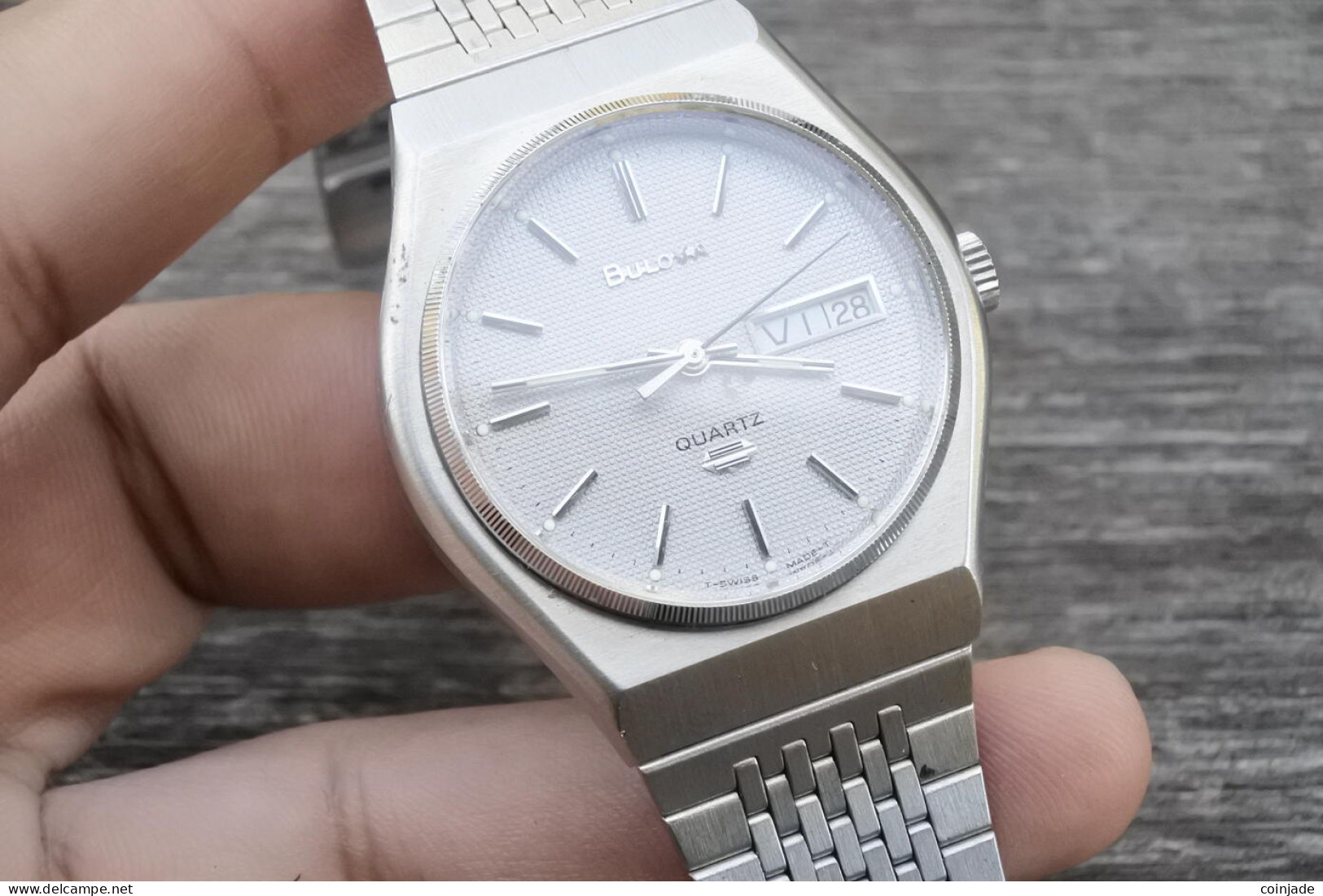 Vintage Bulova 1980sTextured Dial Men Quartz Watch Swiss Made Round Shape 38mm