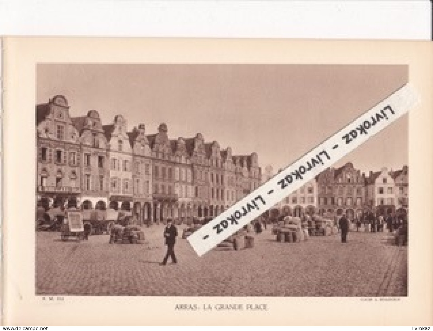 Arras (Pas-de-Calais) La Grande Place, Marché Au Blé, Photo Sépia Extraite D'un Livre Paru En 1933 - Unclassified