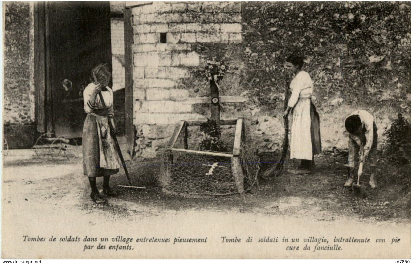 Tombe De Soldats Dans Un Village - War Cemeteries