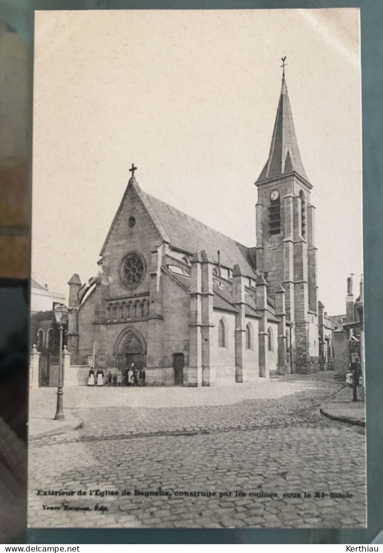 Bagneux - 2 CPA ANIMEES: Extérieur église De Bagneux (+ De 10 Personnes Sous Le Porche); Mairie (enfant Avec Un Pain) - Bagneux