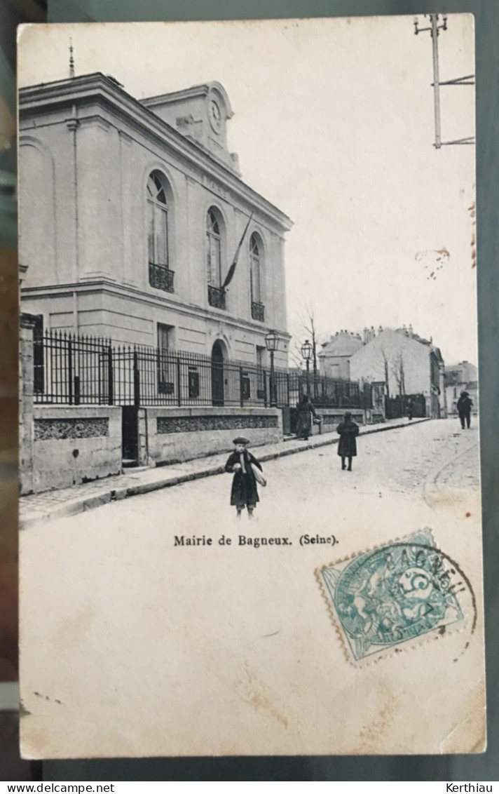 Bagneux - 2 CPA ANIMEES: Extérieur église De Bagneux (+ De 10 Personnes Sous Le Porche); Mairie (enfant Avec Un Pain) - Bagneux