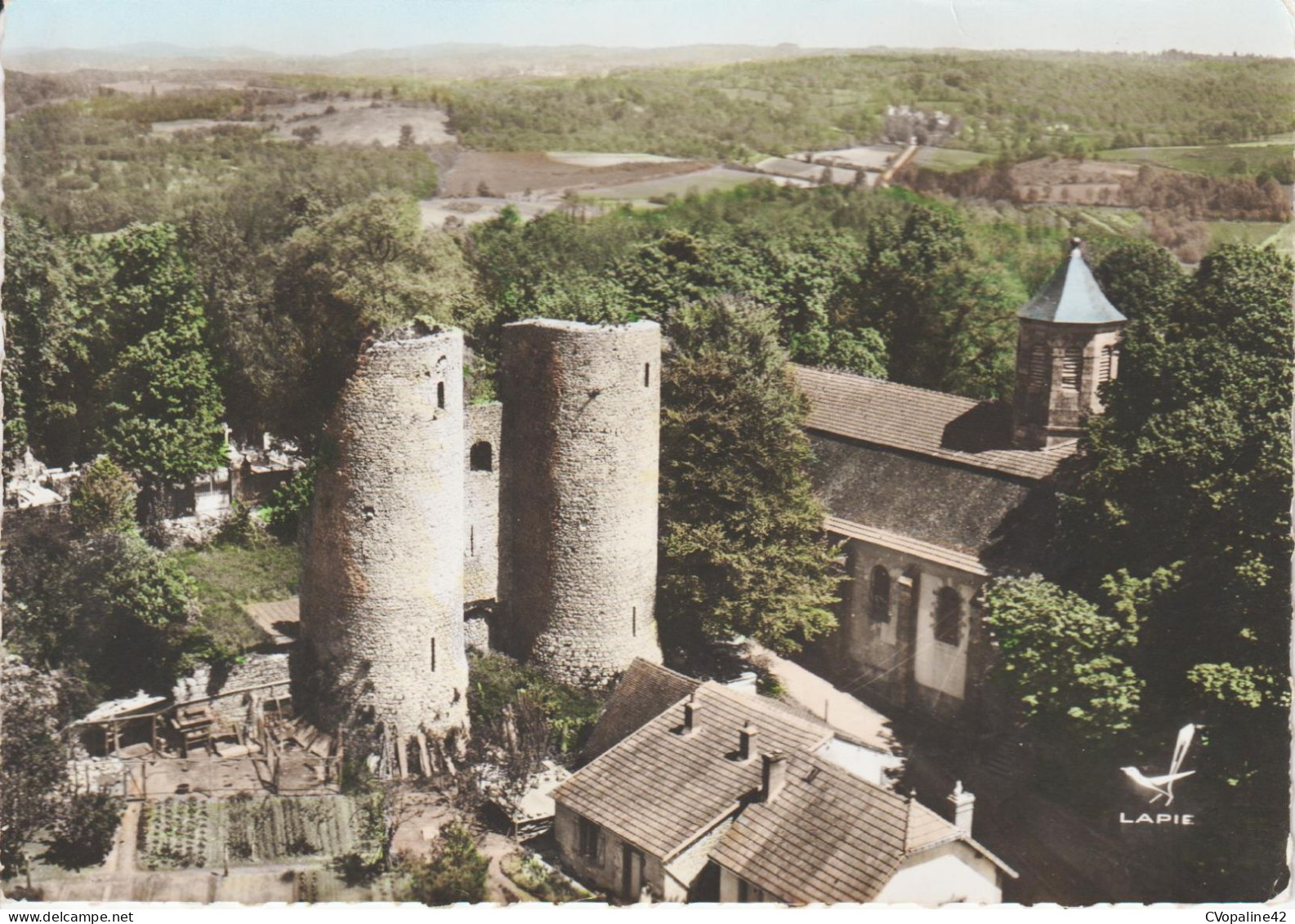 EN AVION AU-DESSUS DE ... CROCQ (23) Le Vieux Donjon Et L'Eglise En 1962 (Ed : LAPIE)  CPSM  GF - Crocq