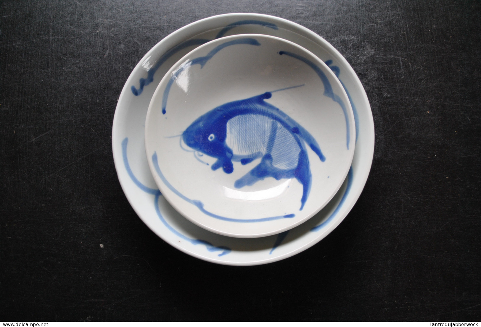 Paire D'assiettes Creuses Asiatiques (diamètre 18 Et 22,5 Cm) En Céramique (Made In China) à Décor De Koi Bleu Carpe - Autres & Non Classés