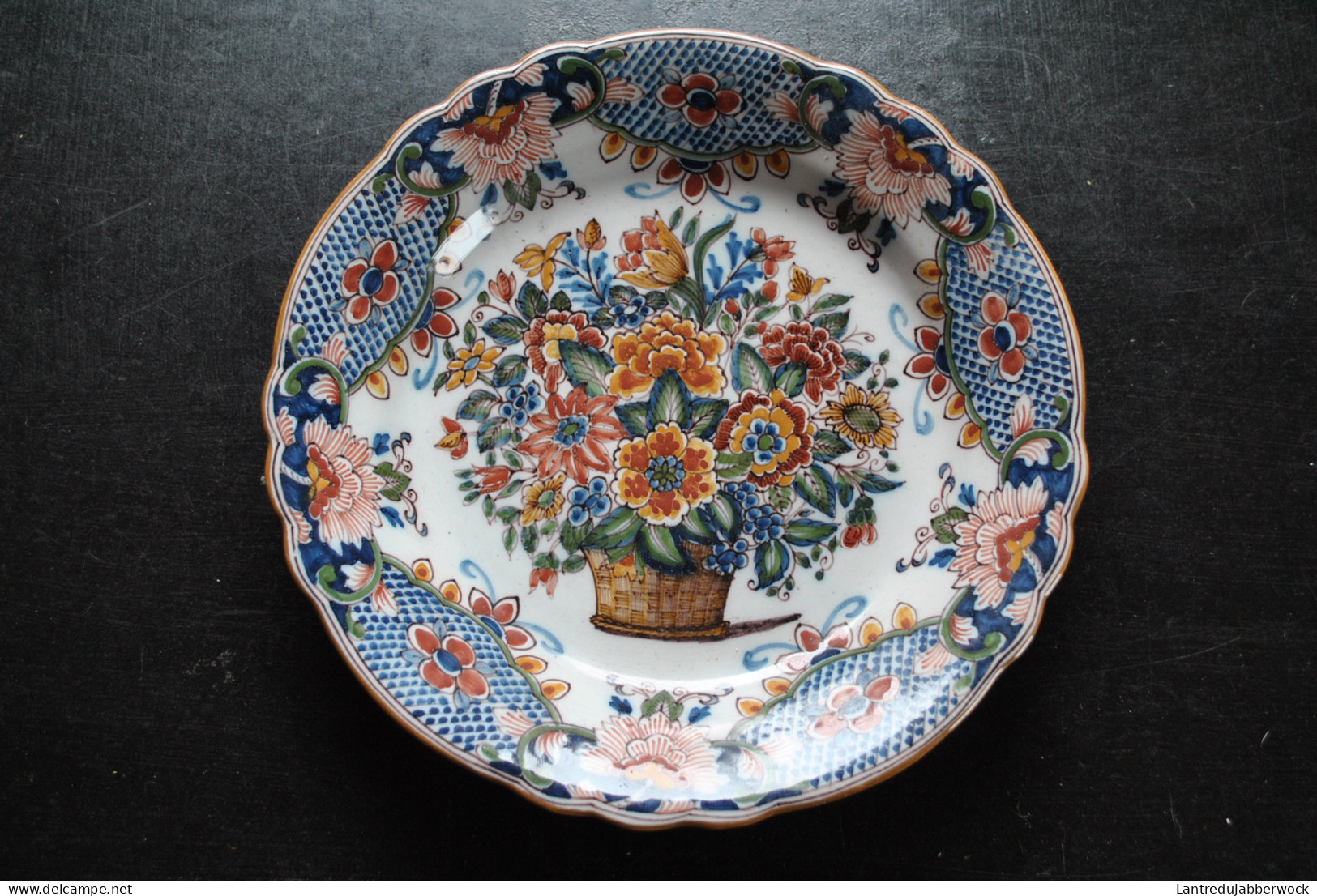 Beau Plat (28 Cm De Diamètre) En Faïence Polychrome De Delft Makkum à Décor D'un Bouquet De Fleur Panier Fleuri Royal - Delft (NLD)