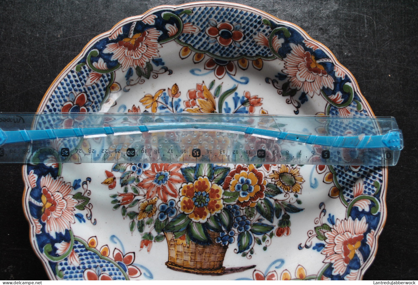 Beau plat (28 cm de diamètre) en faïence polychrome de Delft Makkum à décor d'un bouquet de fleur Panier fleuri Royal