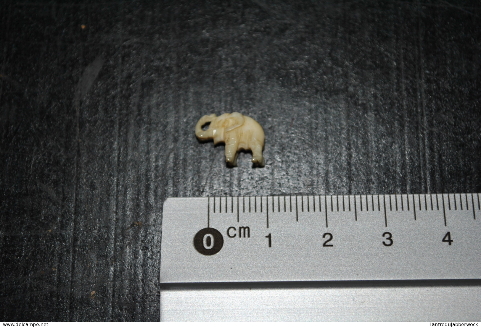 Minuscule éléphant Sculpté De 12 Mm De Long En Os Ou En Ivoire - Art Populaire Artisanat Objet De Vitrine Collection - Art Populaire