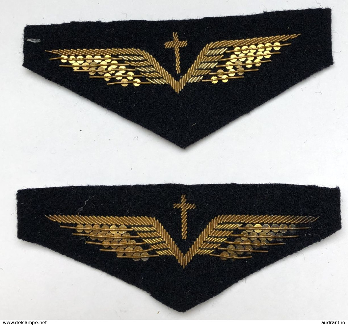 2 Anciens Insigne De Casquette AUMONIER Armée De L'air Française (belle Qualité) - Uniforms