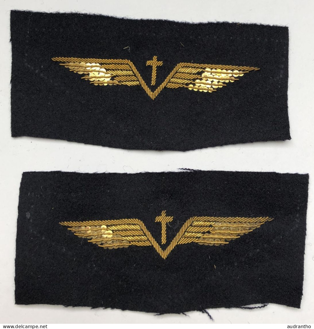 2 Anciens Insigne De Casquette AUMONIER Armée De L'air Française (belle Qualité) - Uniformen