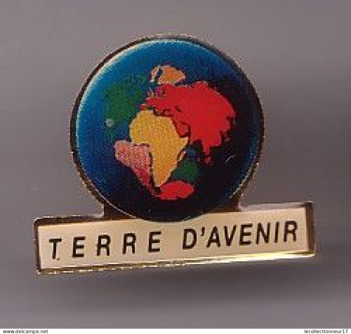 Pin's Terre D' Avenir Continents Réf 1686 - Autres & Non Classés