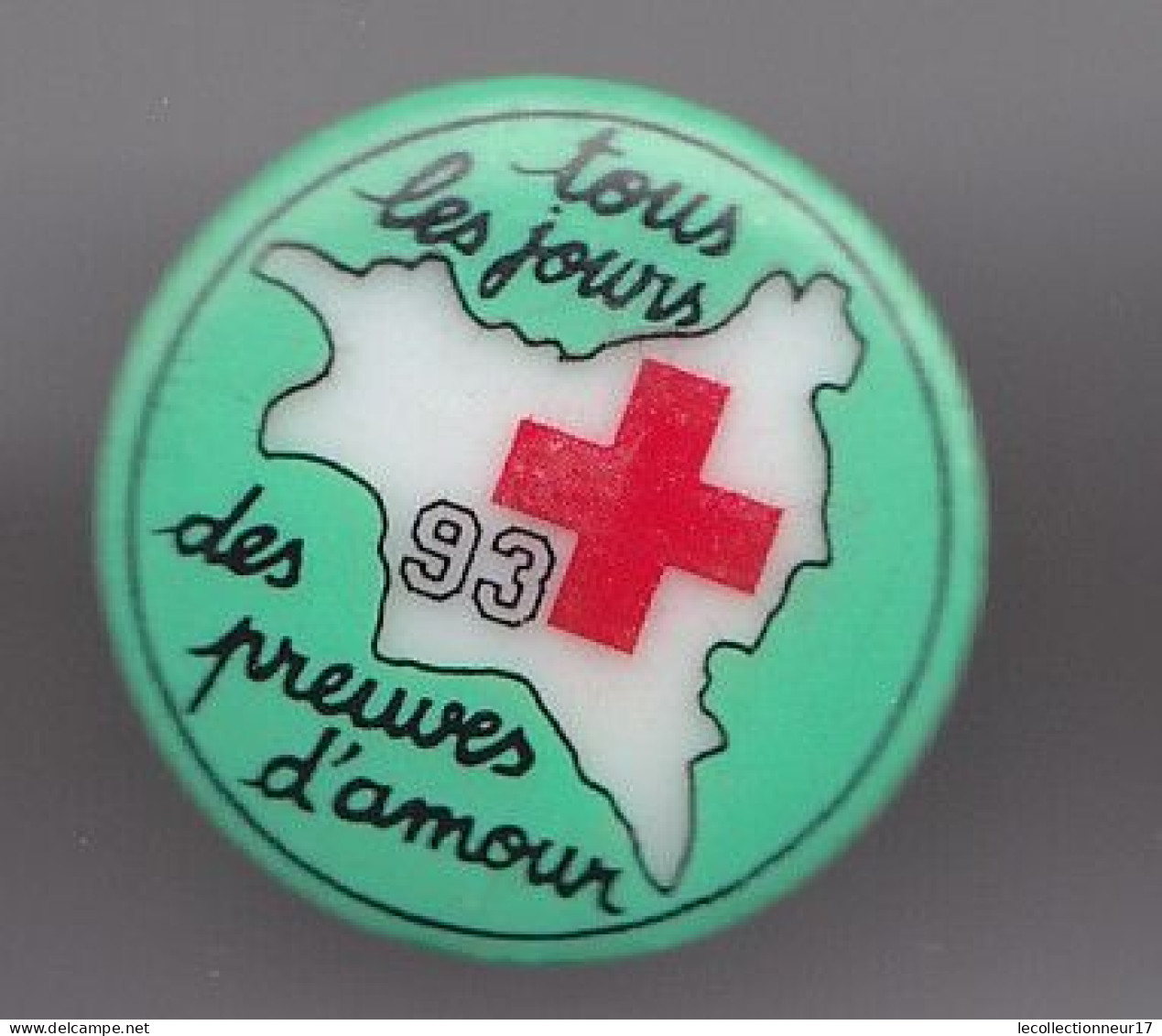 Pin's En Porcelaine Thoscas Limoges Tous Les Jours Des Preuves D' Amour Croix Rouge 93 Réf 7665JL - Steden