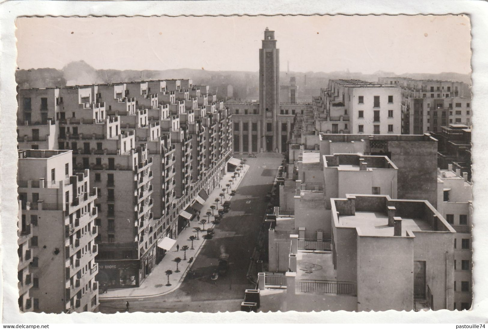 CPSM :14 X 9 - LYON - Les  Gratte-ciel De Villeurbanne. Vue D'ensemble Sur L'avenue Henri-barbusse Et L'Hôtel De Ville - Villeurbanne