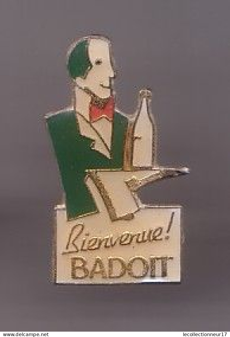 Pin's  Bienvenue Badoit Serveur Avec Bouteille D'eau Réf 721 - Boissons