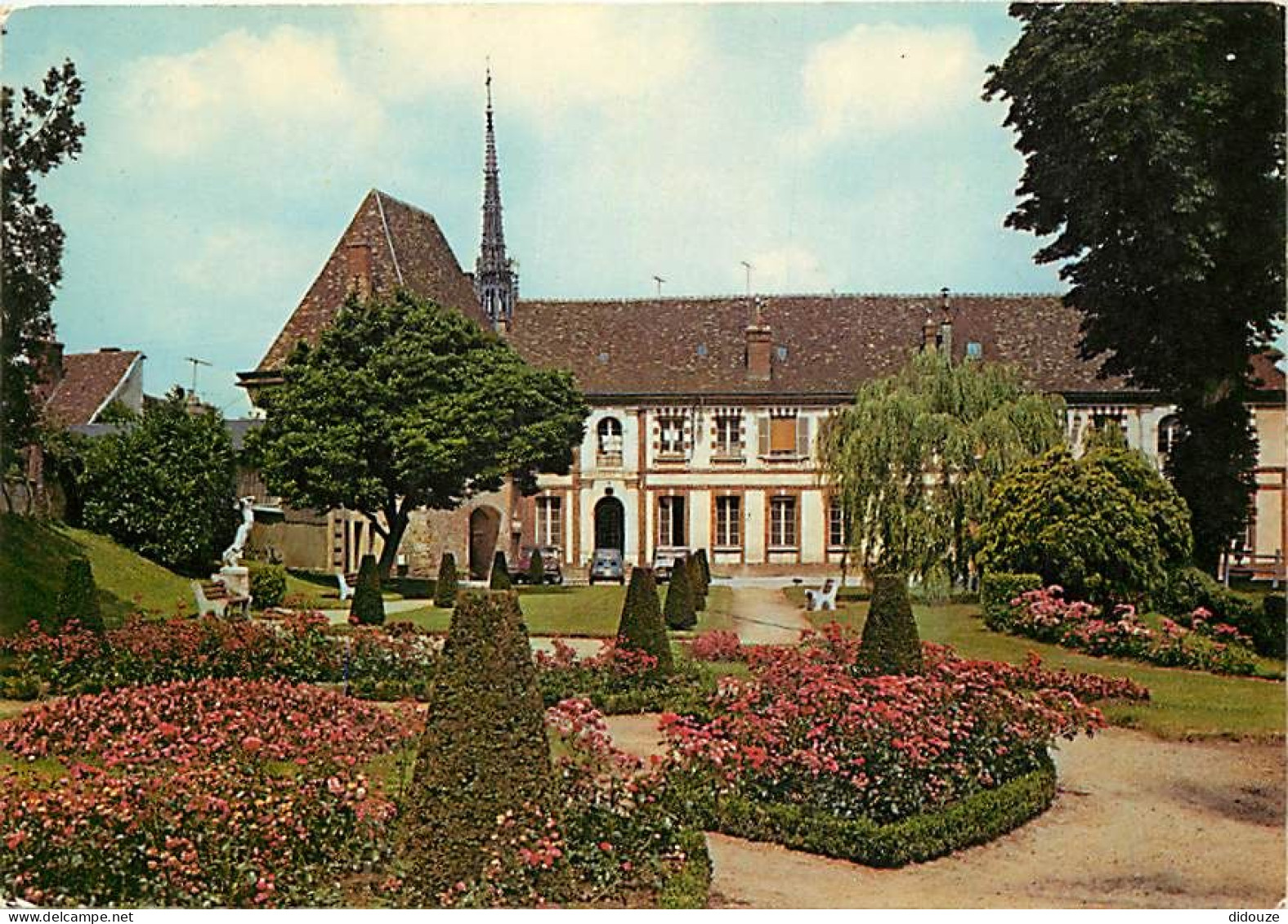 27 - Conches En Ouche - L'Hôtel De Ville Et Les Jardins - Fleurs - CPM - Voir Scans Recto-Verso - Conches-en-Ouche