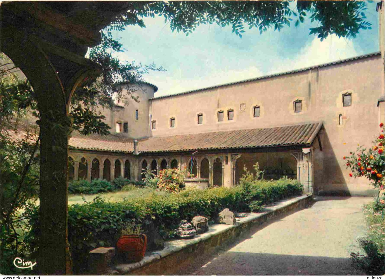 42 - Charlieu - L'Abbaye Et Son Puits - CPM - Voir Scans Recto-Verso - Charlieu