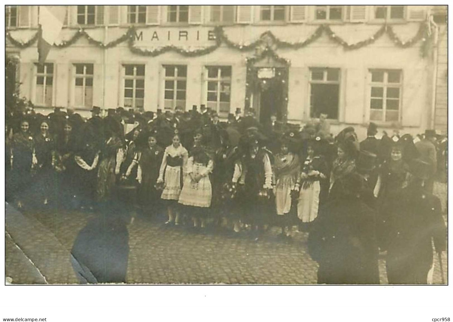 67.BISCHWILLER.n°5.CP PHOTO.GROUPE DE DANSEURS DEVANT LA MAIRIE.PLIE - Bischwiller