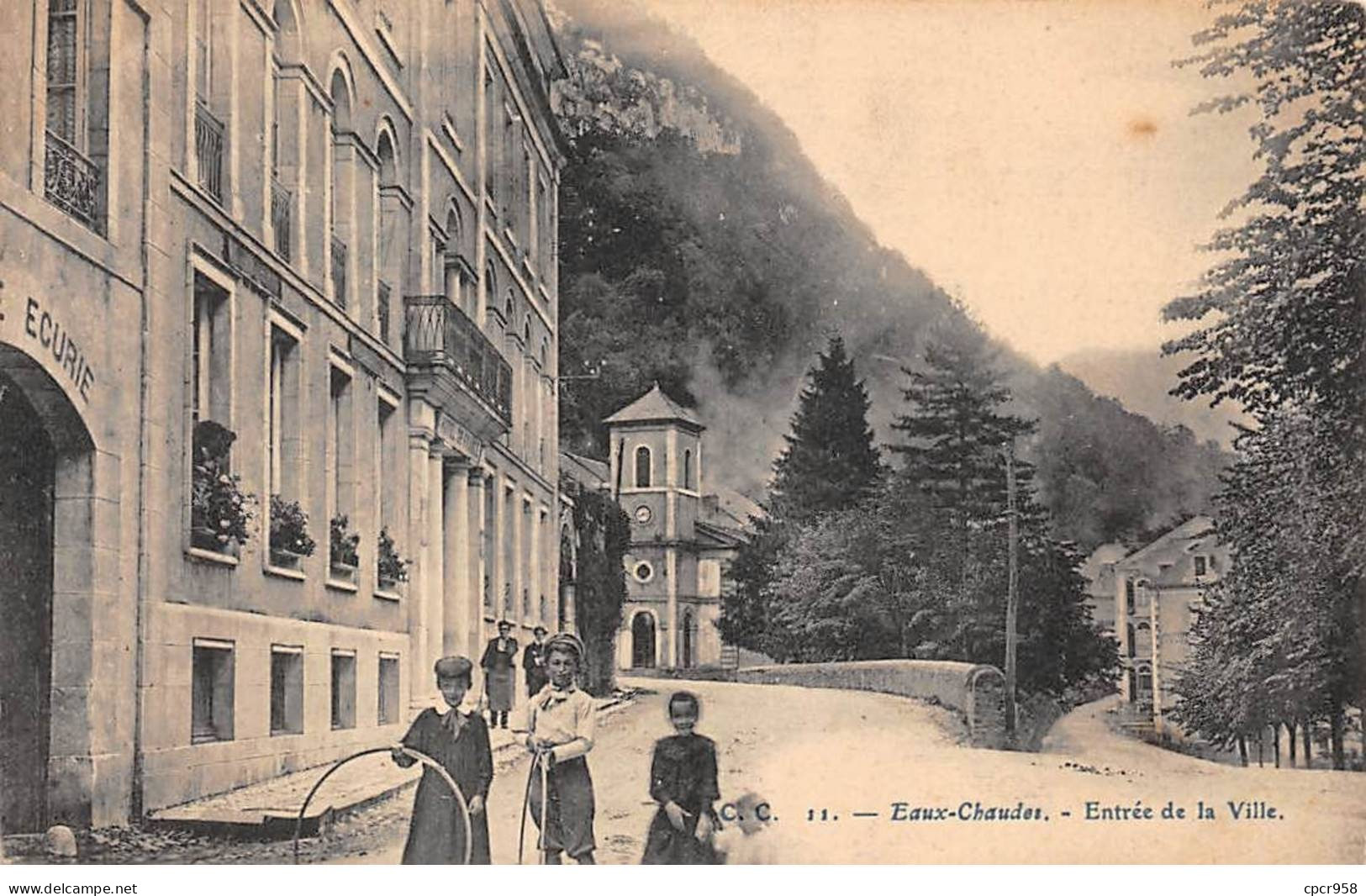 64 - EUX CHAUDES - SAN38888 - Entrée De La Ville - Eaux Bonnes