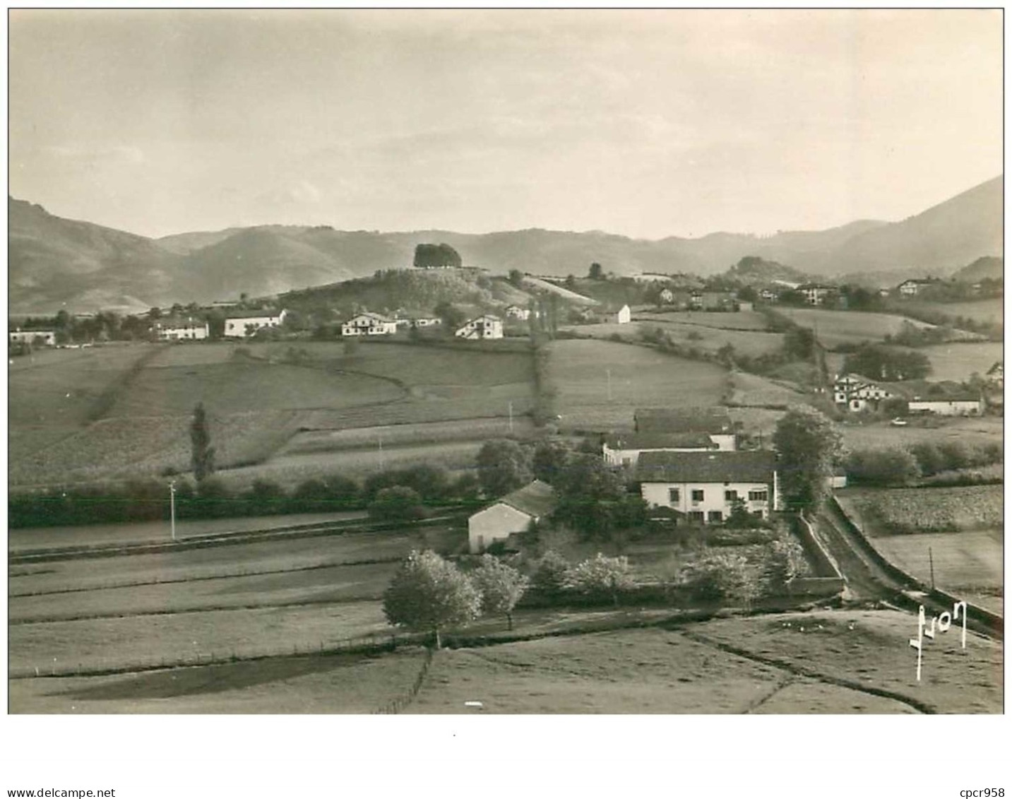 64.SARE.n°14073.VUE VERS LA MONTAGNE DE BEGNA-PLATA.AU BAS DE LA COLLINE MAISON DE LUIS MARIANO .CPSM - Sare