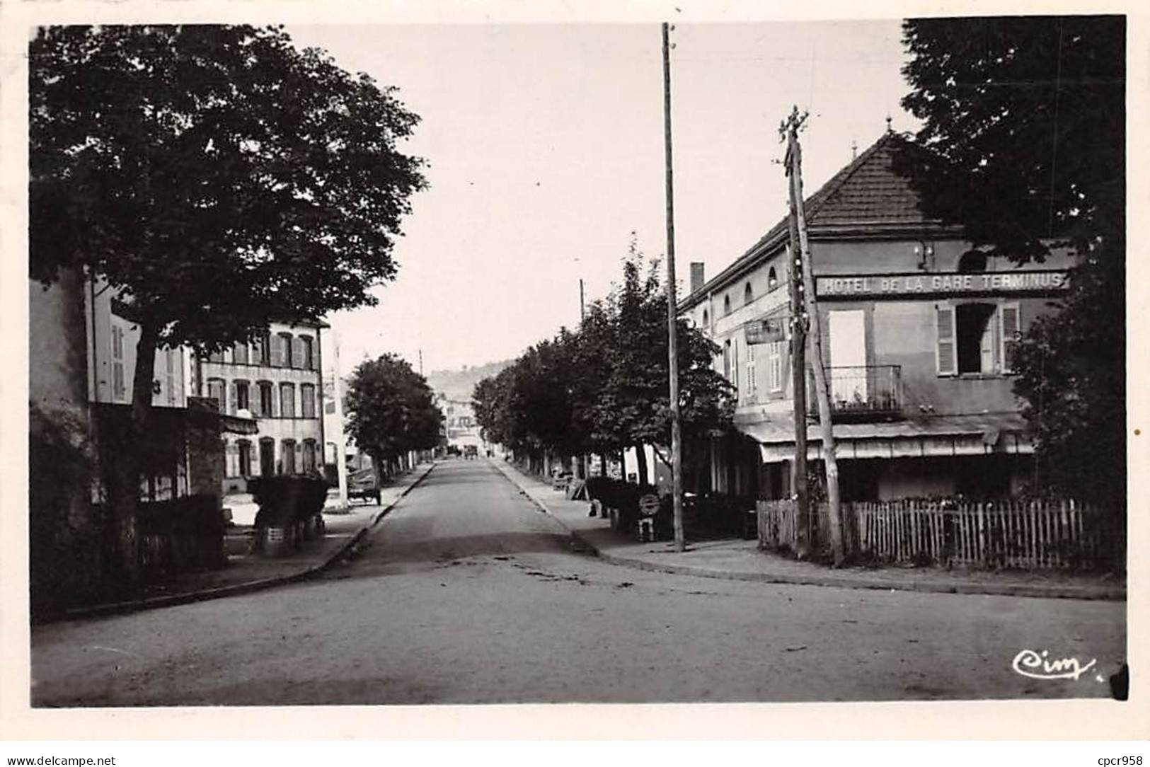 63 - Courpière - SAN22944 - Avenue De La Gare - CPSM 14X9 Cm - Courpiere