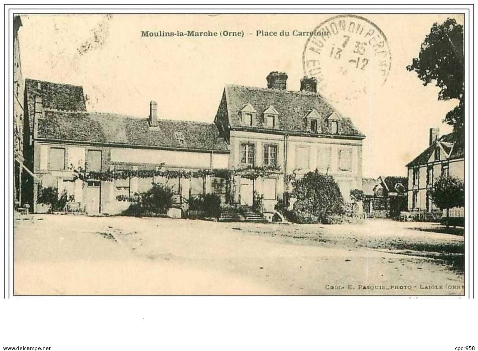 61.MOULINS LA MARCHE.PLACE DU CARREFOUR - Moulins La Marche