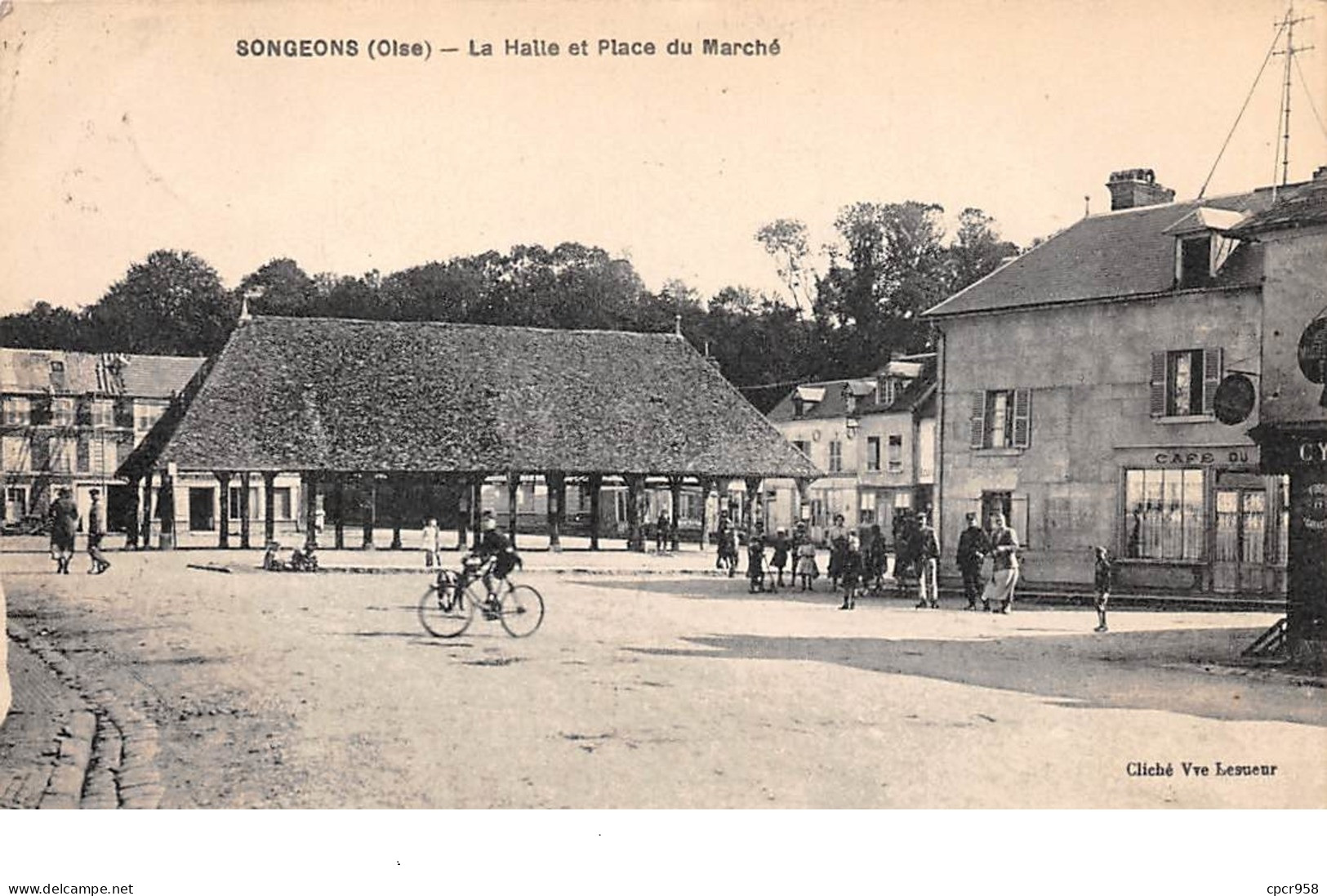 60. N°205765. Songeons. La Halle Et Place Du Marché - Songeons