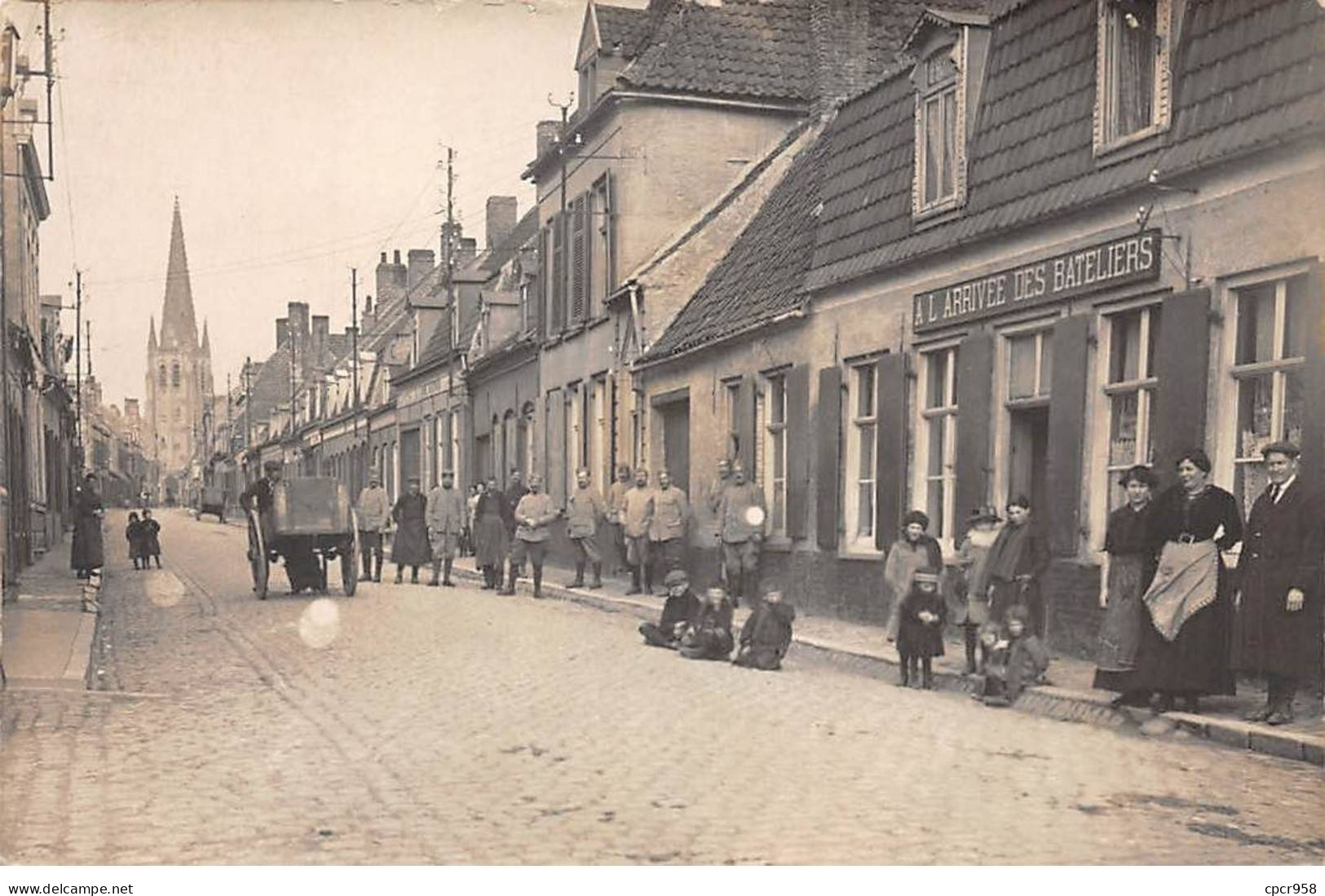 59 - N°89506 - HONDSHOOTE - Rue De L'Ouest - A L'Arrivée Des Bateliers - Carte Photo - Hondshoote