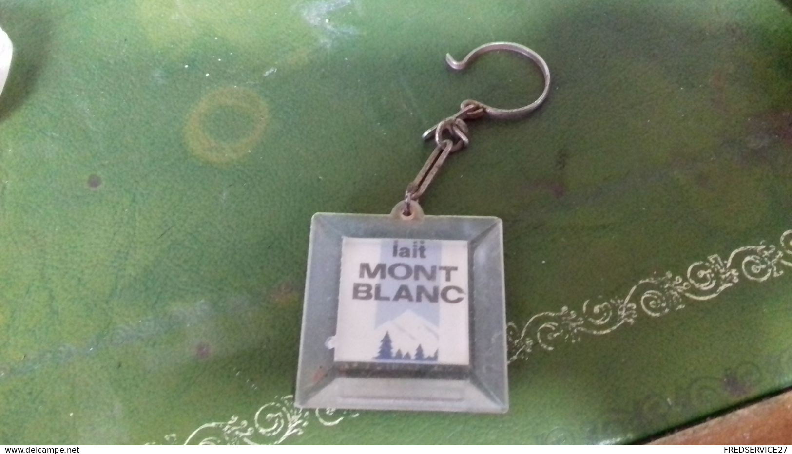 B17/ PORTE CLEF LAIT MONT BLANC - Porte-clefs