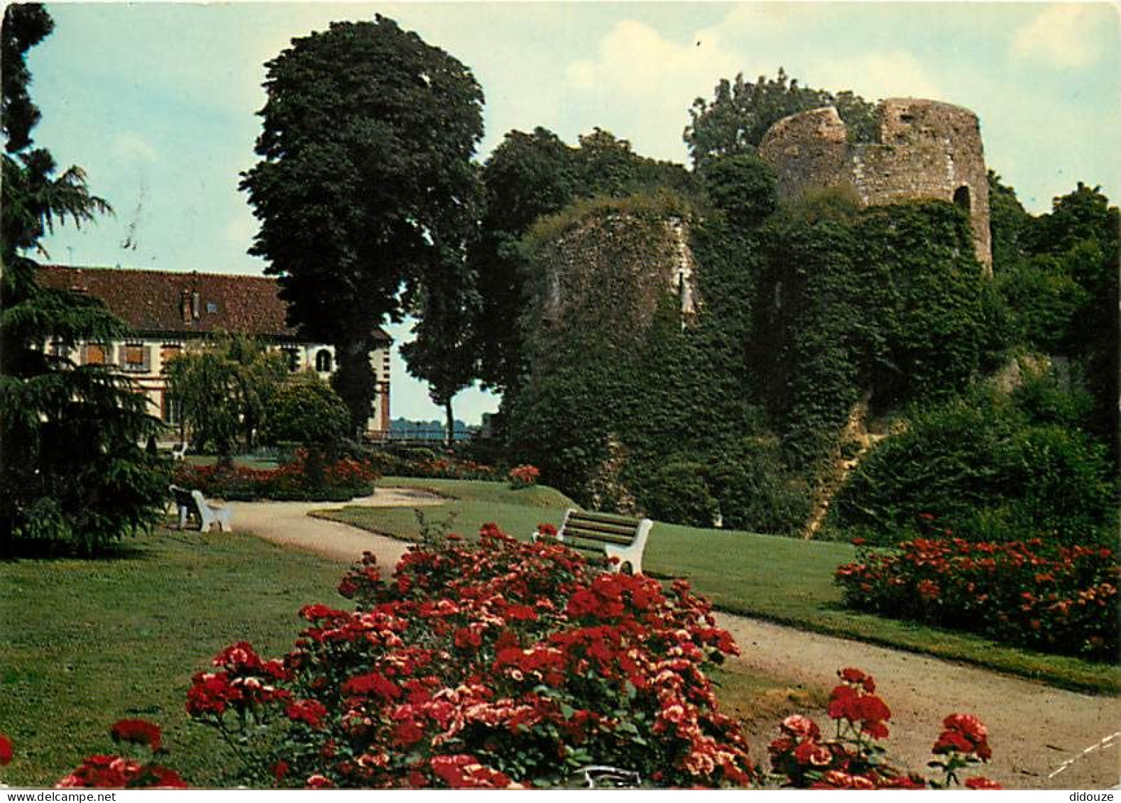 27 - Conches En Ouche - Le Vieux Donjon Et Les Jardins De L'Hôtel De Ville - Fleurs - Vieilles Pierres - CPM - Voir Scan - Conches-en-Ouche