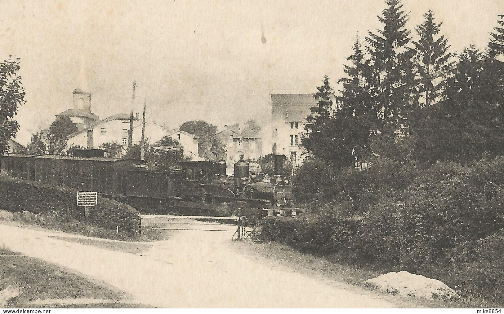 A196  CPA  DOMPAIRE ET LAMEREY   (Vosges)   La Route De Madonne - Passage à Niveau - Train  +++++ - Dompaire