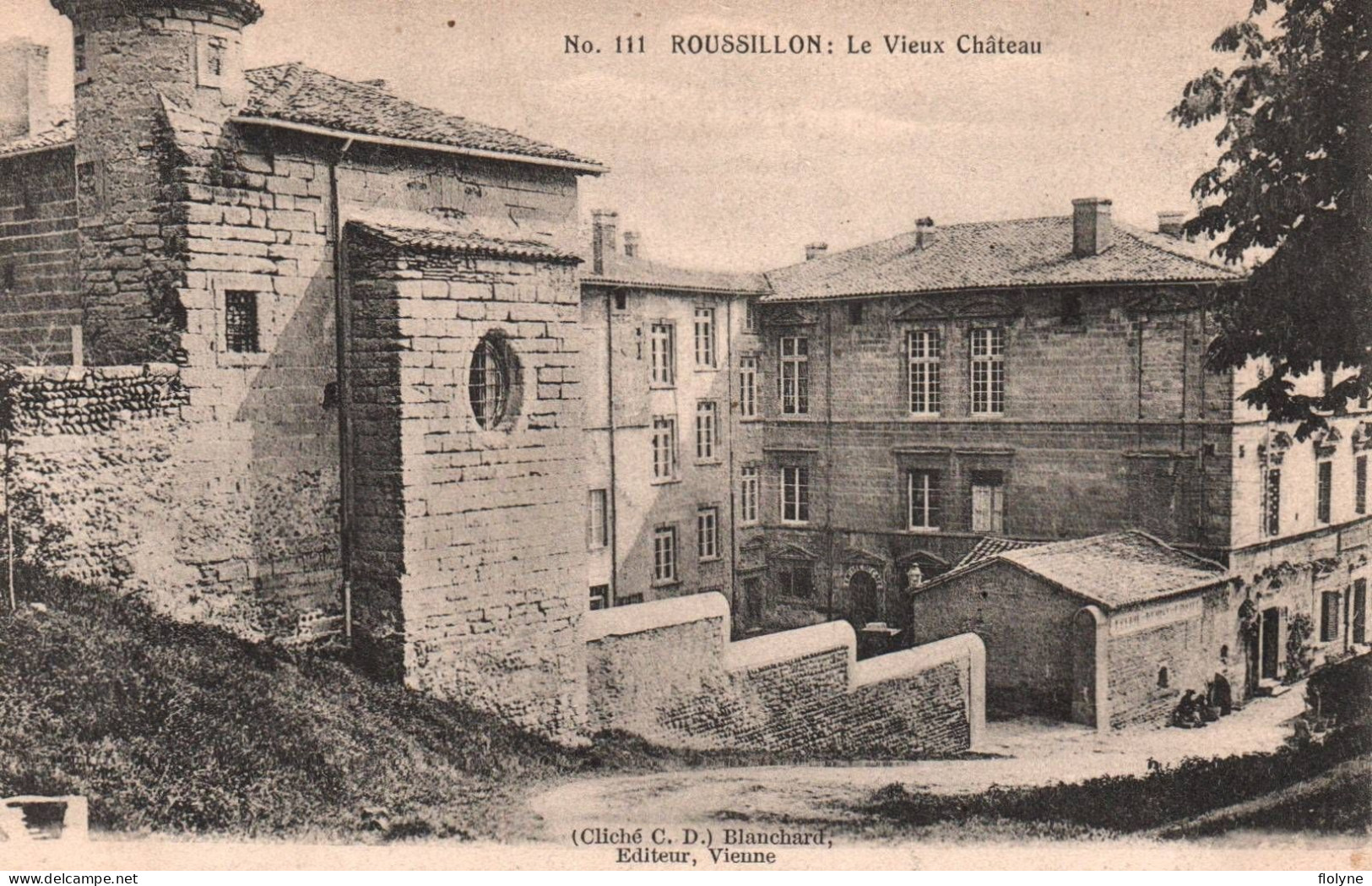 Roussillon - Route Et Le Vieux Château - Roussillon