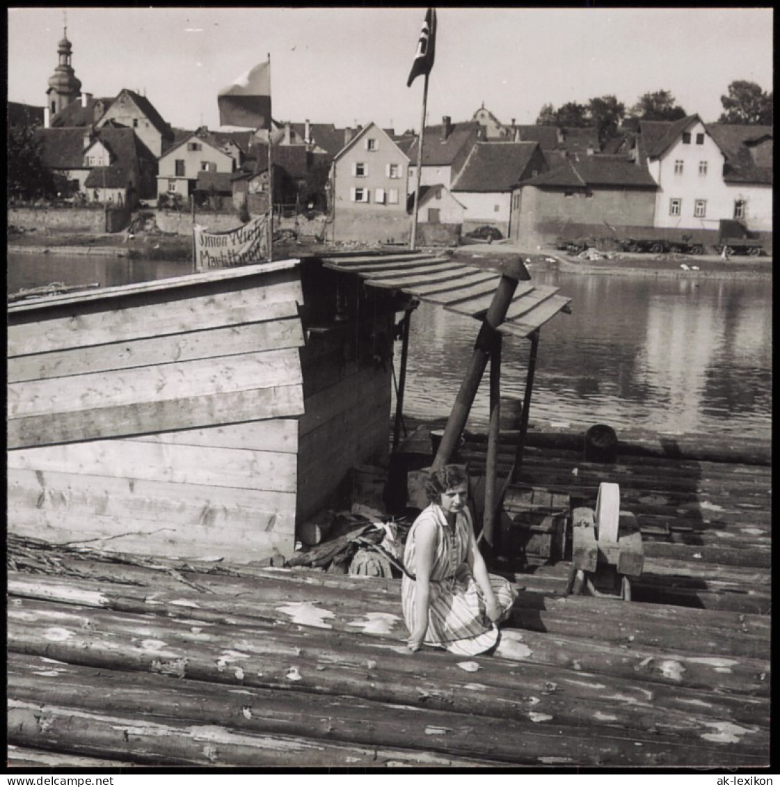 Frau Auf Floß Wohnfloss Simon Wieb Marktbreite REPRO 1939/2004 Privatfoto Foto - Da Identificare