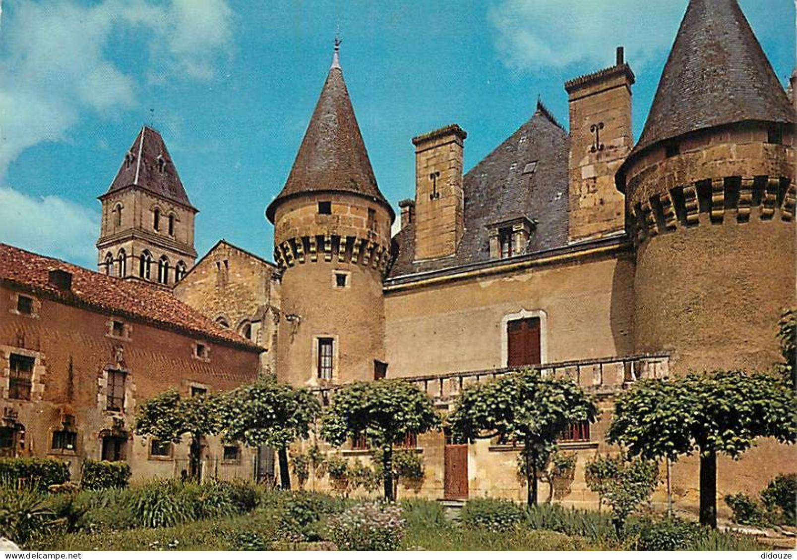 24 - Thiviers - Le Château De Vaucocour Masquant Une Partie De L'église - CPM - Voir Scans Recto-Verso - Thiviers