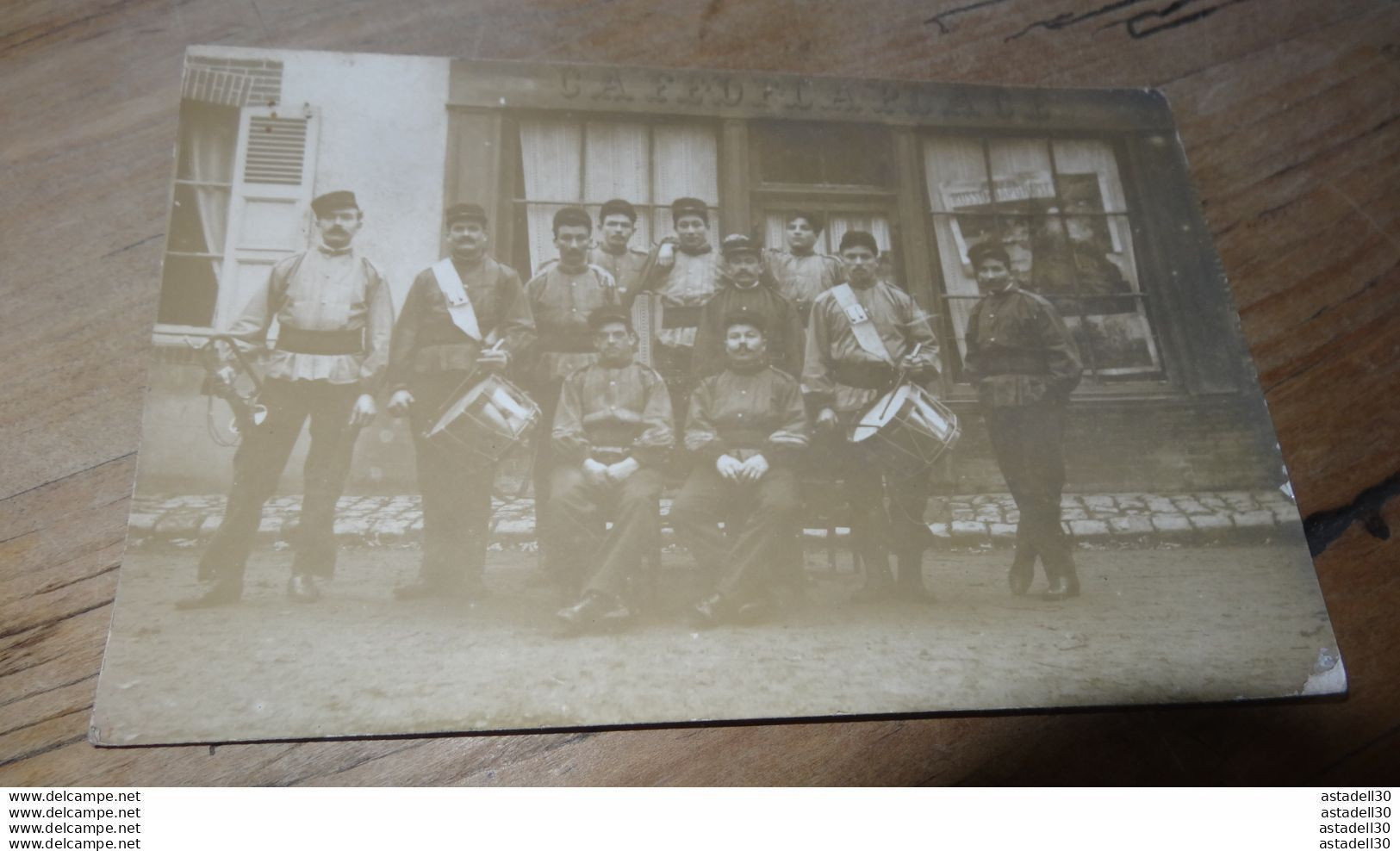 Carte Photo De Militaires Devant Le Café De La Place ................ 10599a - Zu Identifizieren