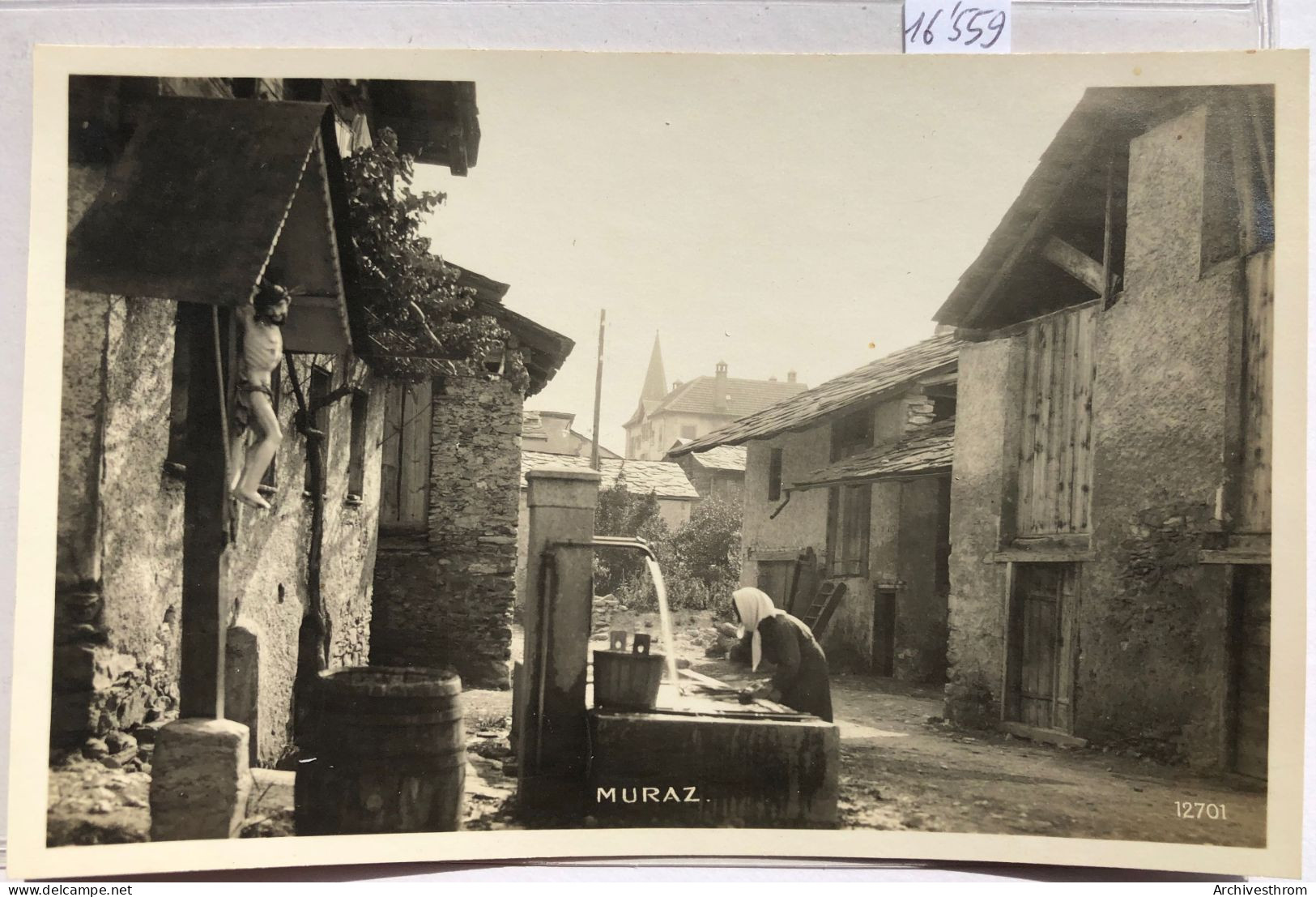 Muraz Sur Sierre (Valais) : Rue Du Village Au Début Des Années 1920 , Avec Femme à La Fontaine, Crucifix, (16'559) - Sierre
