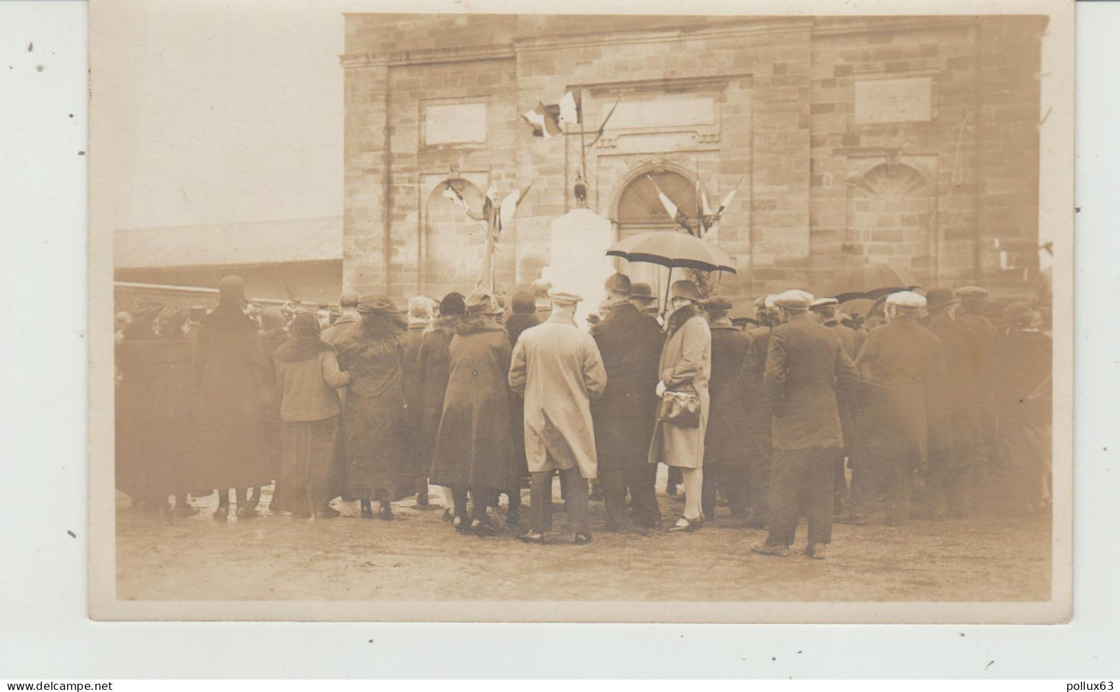 CARTE-PHOTO INAUGURATION D' UN MONUMENT (A IDENTIFIER) - COQ AU-DESSUS DU MONUMENT - Monuments Aux Morts