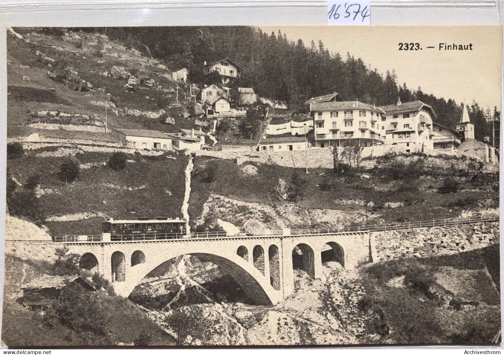 Train De La Ligne Martigny-Châtelard Sur Le Pont Avant La Gare De Finhaut, Sous L'hôtel (16'574) - Finhaut