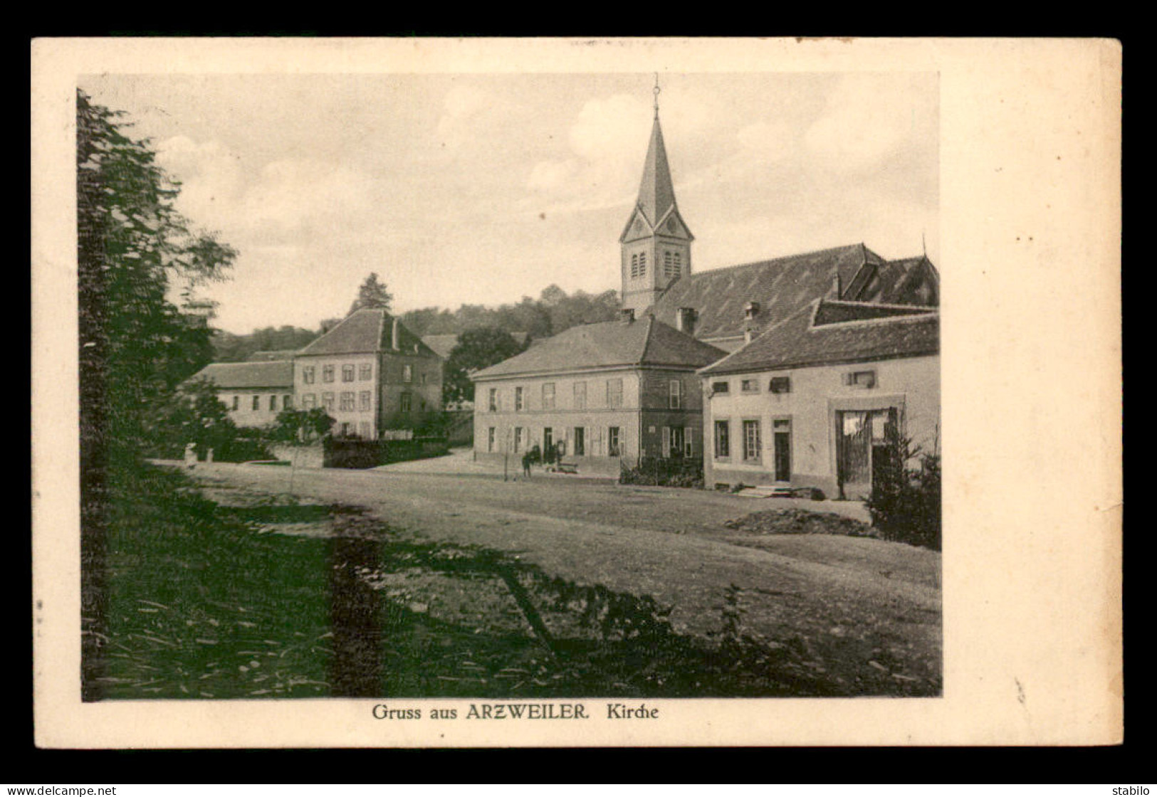 57 - ARZVILLER - ARZWEILER - L'EGLISE AU CENTRE DU VILLAGE - Arzviller