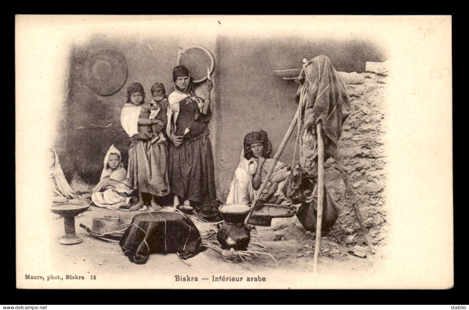 ALGERIE - SAHARA - BISKRA - INTERIEUR ARABE - FEMMES ET ENFANTS - Biskra