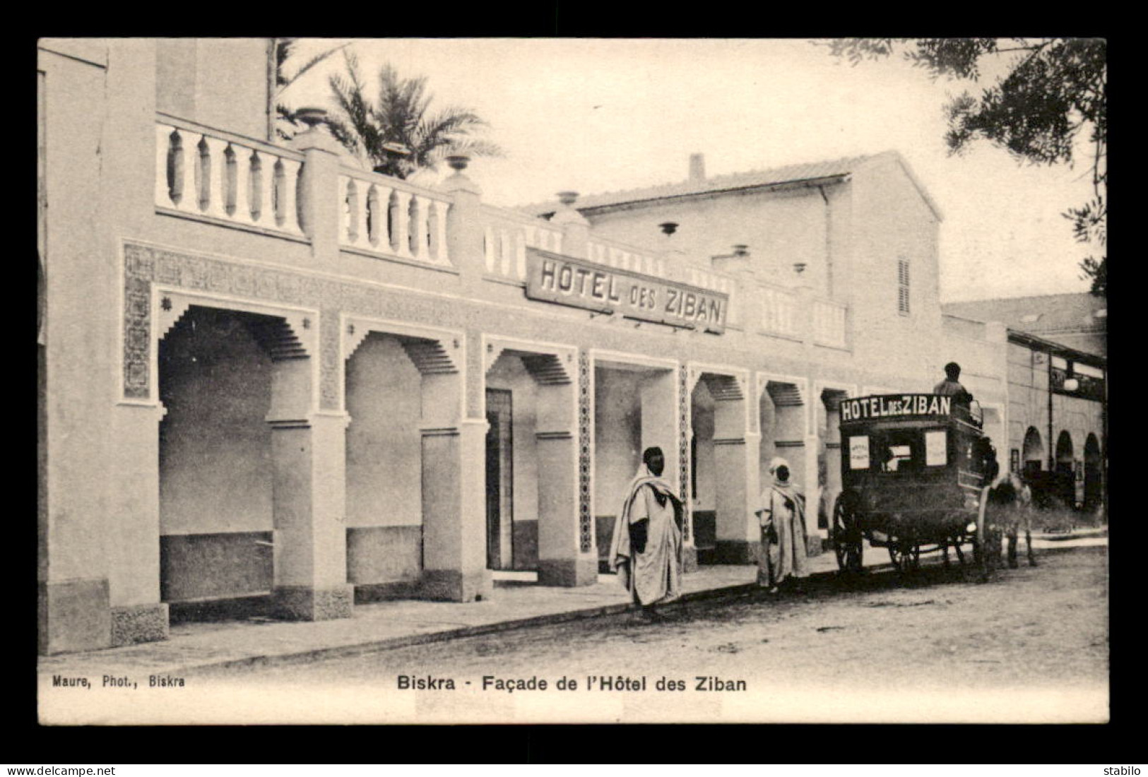 ALGERIE - SAHARA - BISKRA - HOTEL DES ZIBAN - FACADE ET VOITURE - Biskra