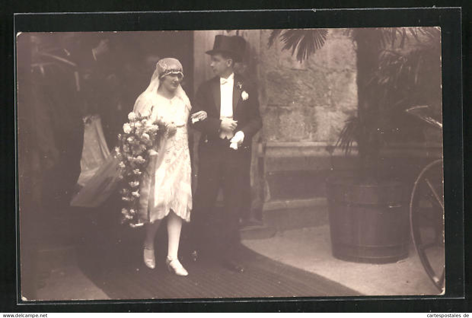 Foto-AK Hochzeitsfoto, Brautpaar Kommt Aus Der Kirche  - Marriages