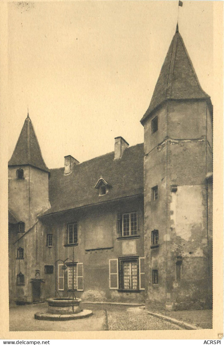 42  Loire Charlieu Hôtel Du Prieur Cour D'honneur Et Son Puits      N° 13 \MN6038 - Charlieu