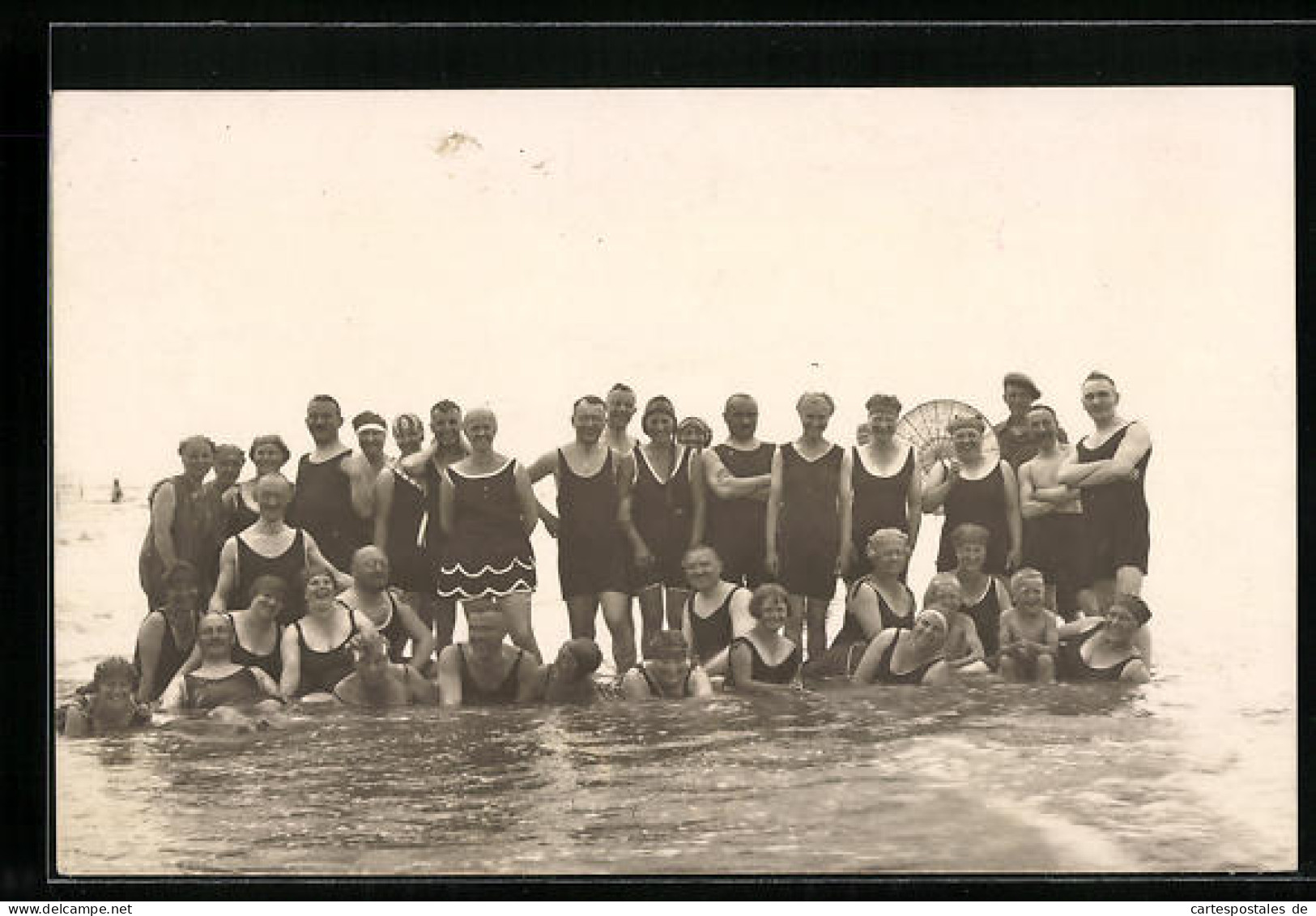 AK Gruppenfoto Badegäste In Bademode Im Seichten Meerwasser  - Moda