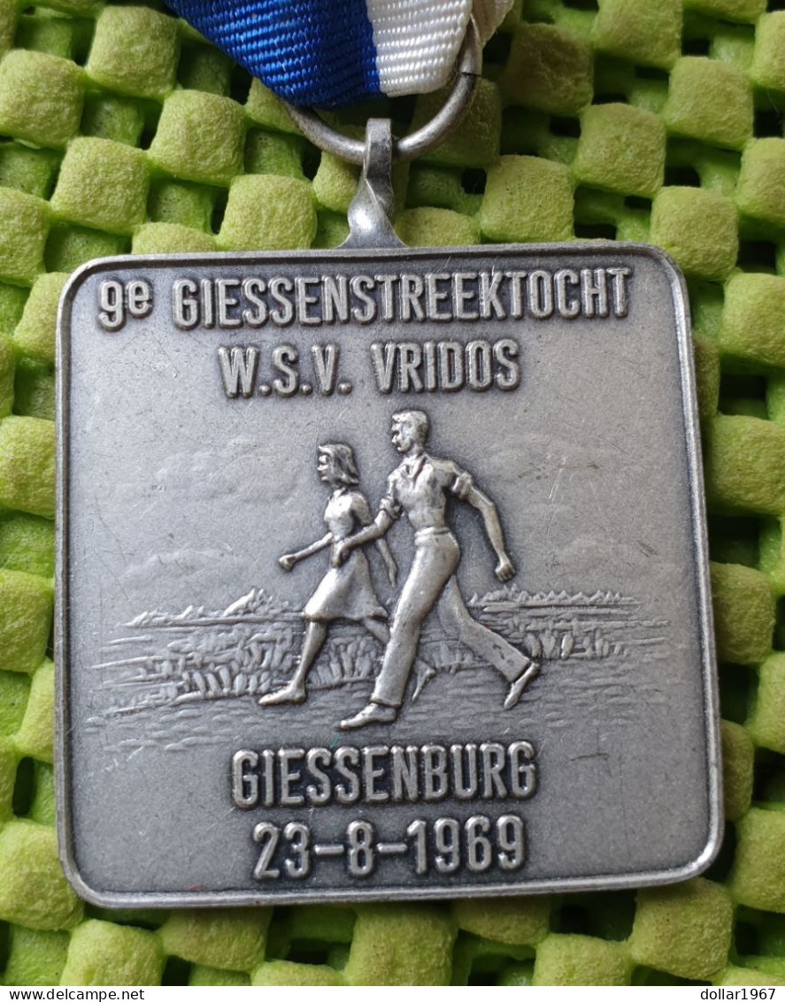 Medaile   :9e. W.s.v. Vridos ( Oud ) Giessenburg 23-8-1969 .(z.h. ) -  Original Foto  !!  Medallion  Dutch - Other & Unclassified