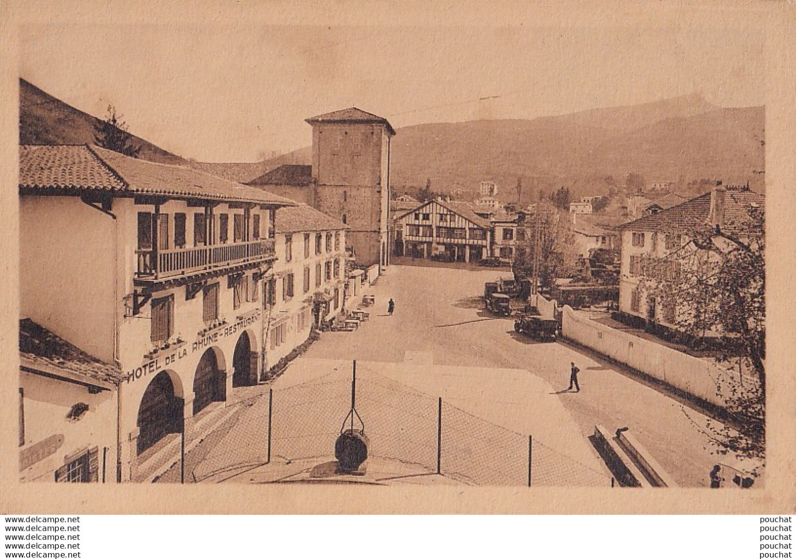 V14-64) ASCAIN ( BASSES PYRENEES) LA PLACE DE L ' EGLISE ET LA RHUNE  - ( 2 SCANS ) - Ascain