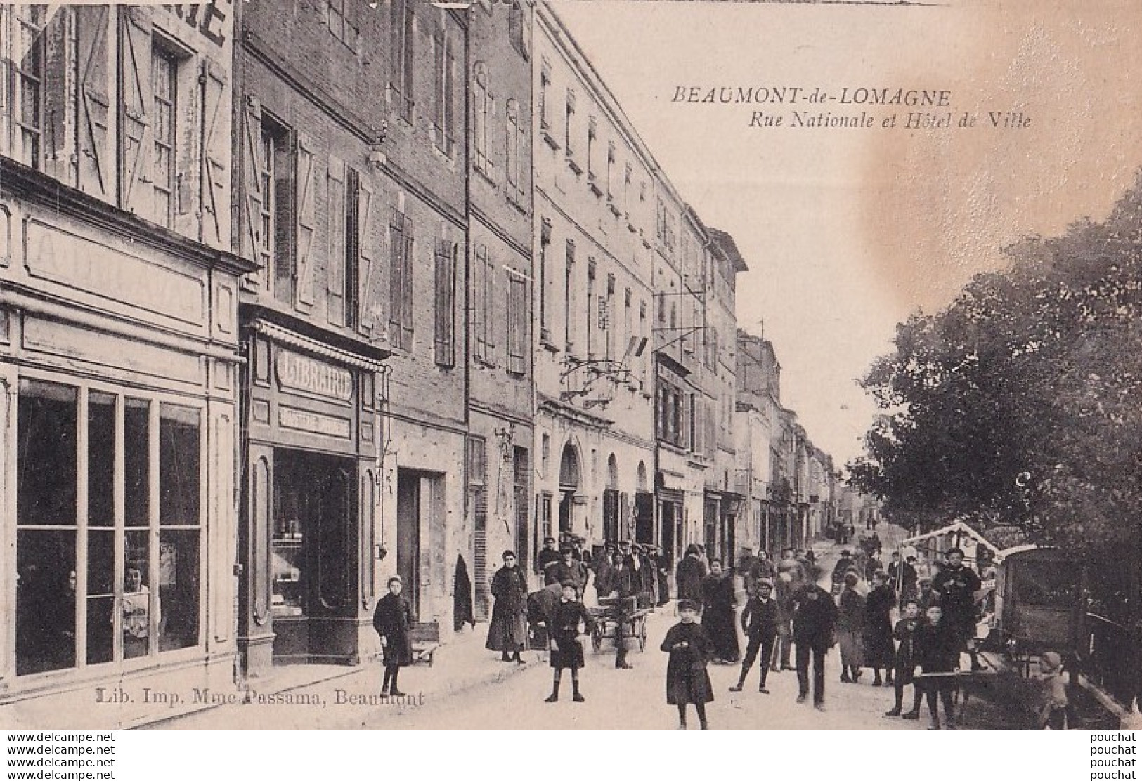 A1-82) BEAUMONT DE LOMAGNE - RUE NATIONALE ET HOTEL DE VILLE - ( LIBRAIRIE MME PASSAMA - ANIMEE - HABITANTS - 2 SCANS ) - Beaumont De Lomagne