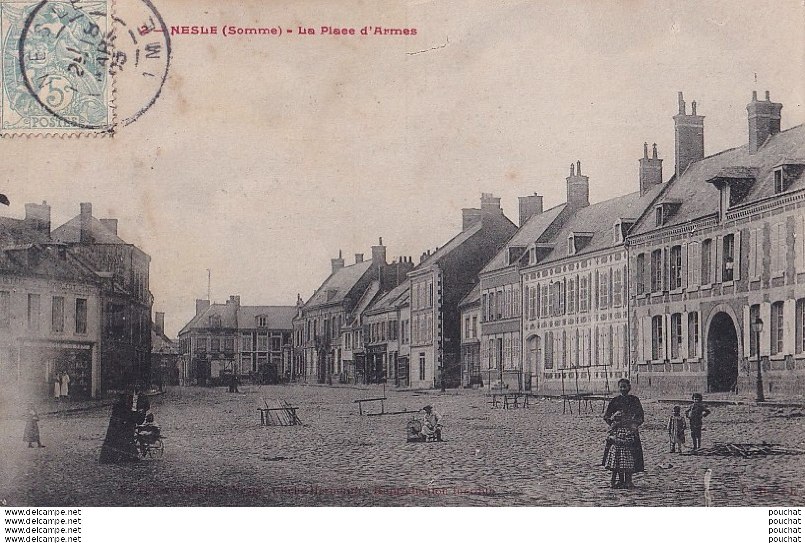 A8-80) NESLE (SOMME) LA PLACE D ' ARMES - ( ANIMEE ) - Nesle