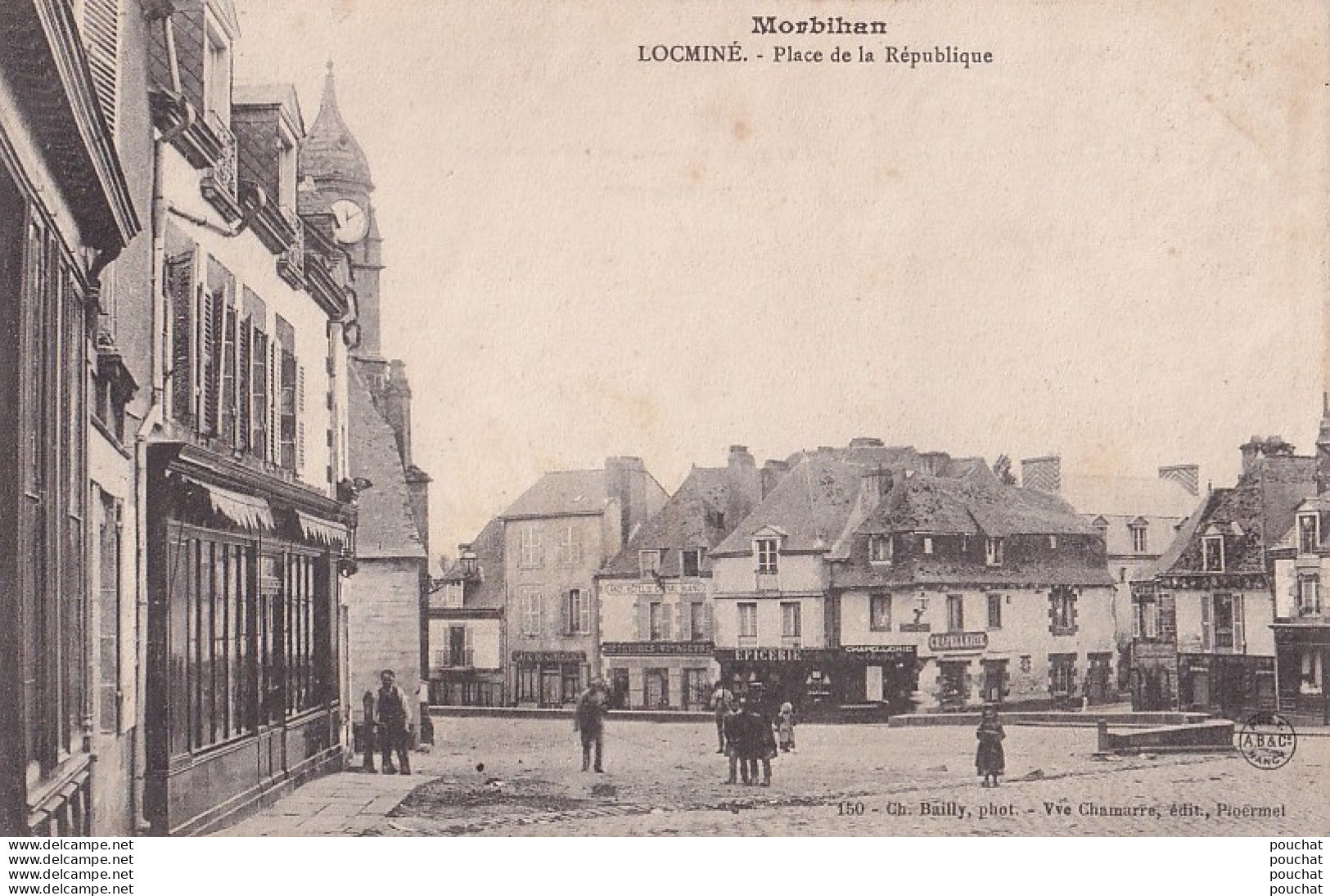 A7-56) LOCMINE (MORBIHAN) PLACE DE LA REPUBLIQUE  - ( ANIMEE - HABITANTS -  COMMERCES - 2 SCANS ) - Locmine