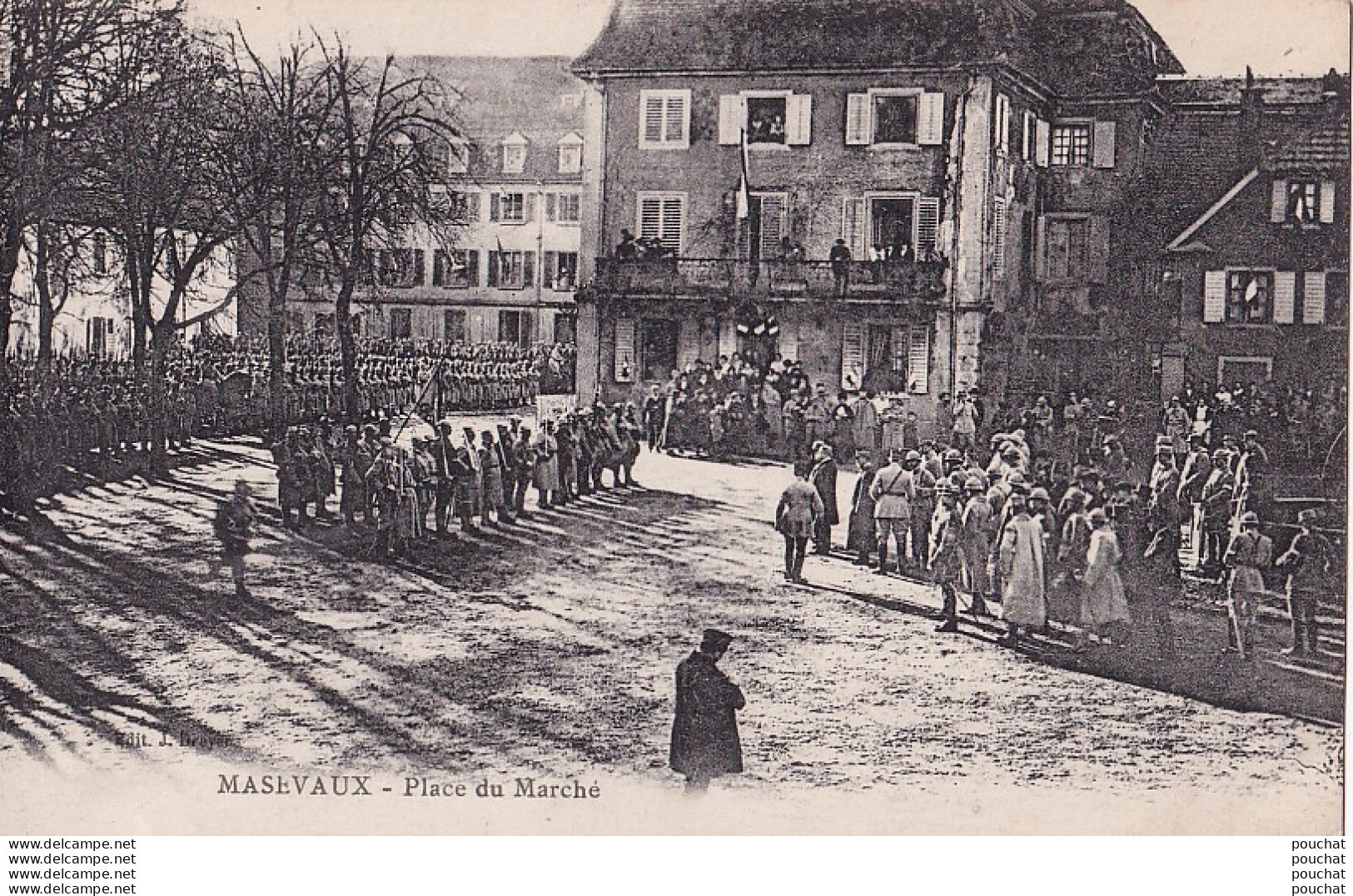 B7-68) MASEVAUX -  PLACE DU MARCHE - ( ANIMEE - REVUE DES TROUPES - 2 SCANS ) - Masevaux