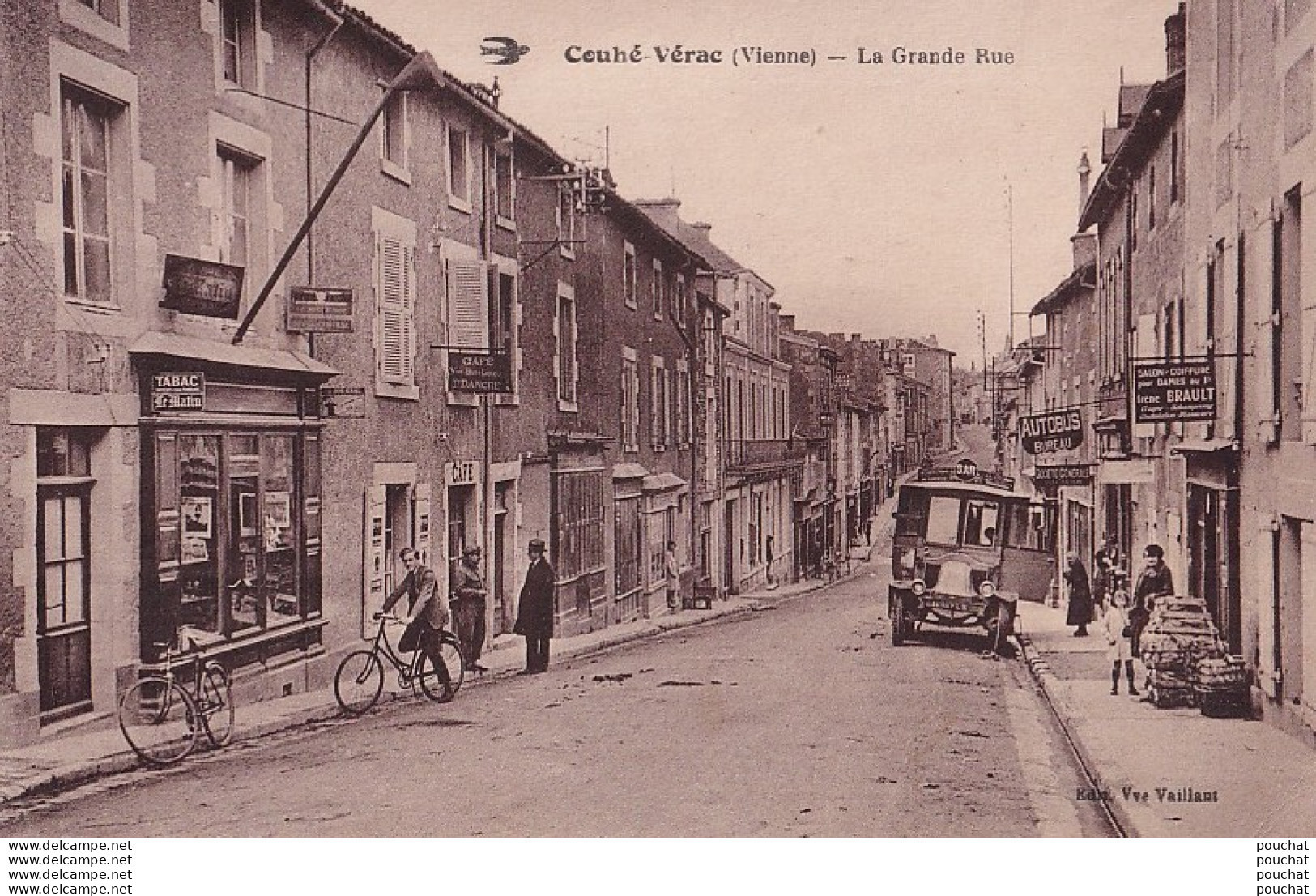  B11- 86) COUHE VERAC (VIENNE) LA GRANDE RUE - ( ANIMEE - HABITANTS - CAFE - TABAC - AUTOBUS SAR - 2 SCANS ) - Couhe