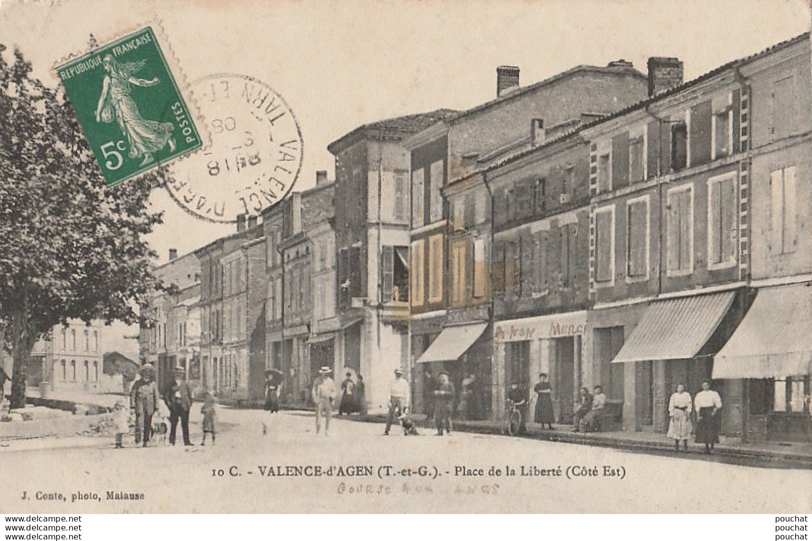82) VALENCE D'AGEN (TARN ET GARONNE)  PLACE DE LA LIBERTE (COTE EST) - (ANIMEE  - COMMERCES - VILLAGEOIS)  - Valence